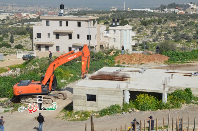 فيديو: قوات كبيرة ومُدججة بالدبابات والصواريخ تهدم اساسات بيت الشيخ غازي عيسى بحجة البناء في ارض المنهال ...